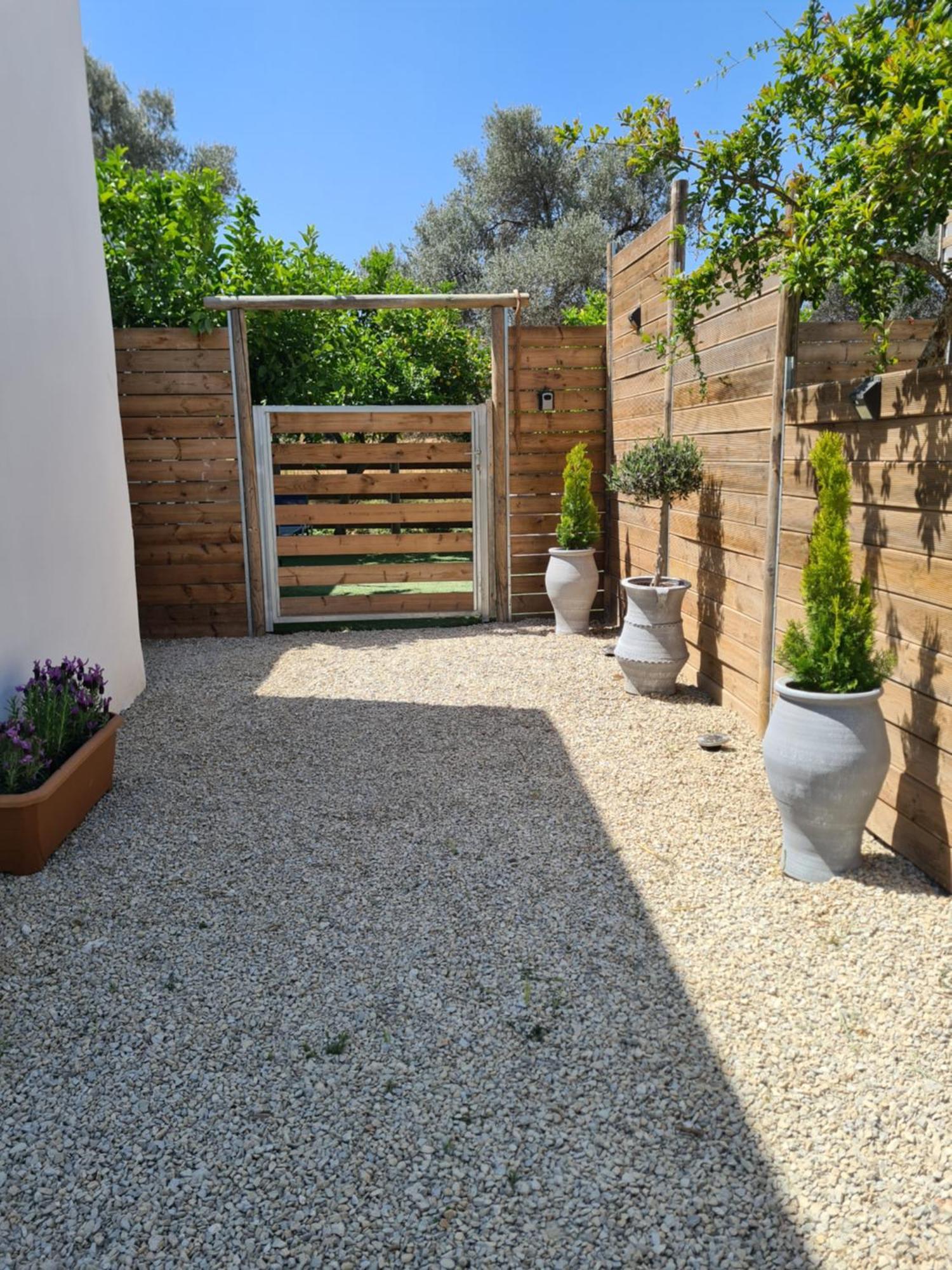 Apartment Lemonia With Yard