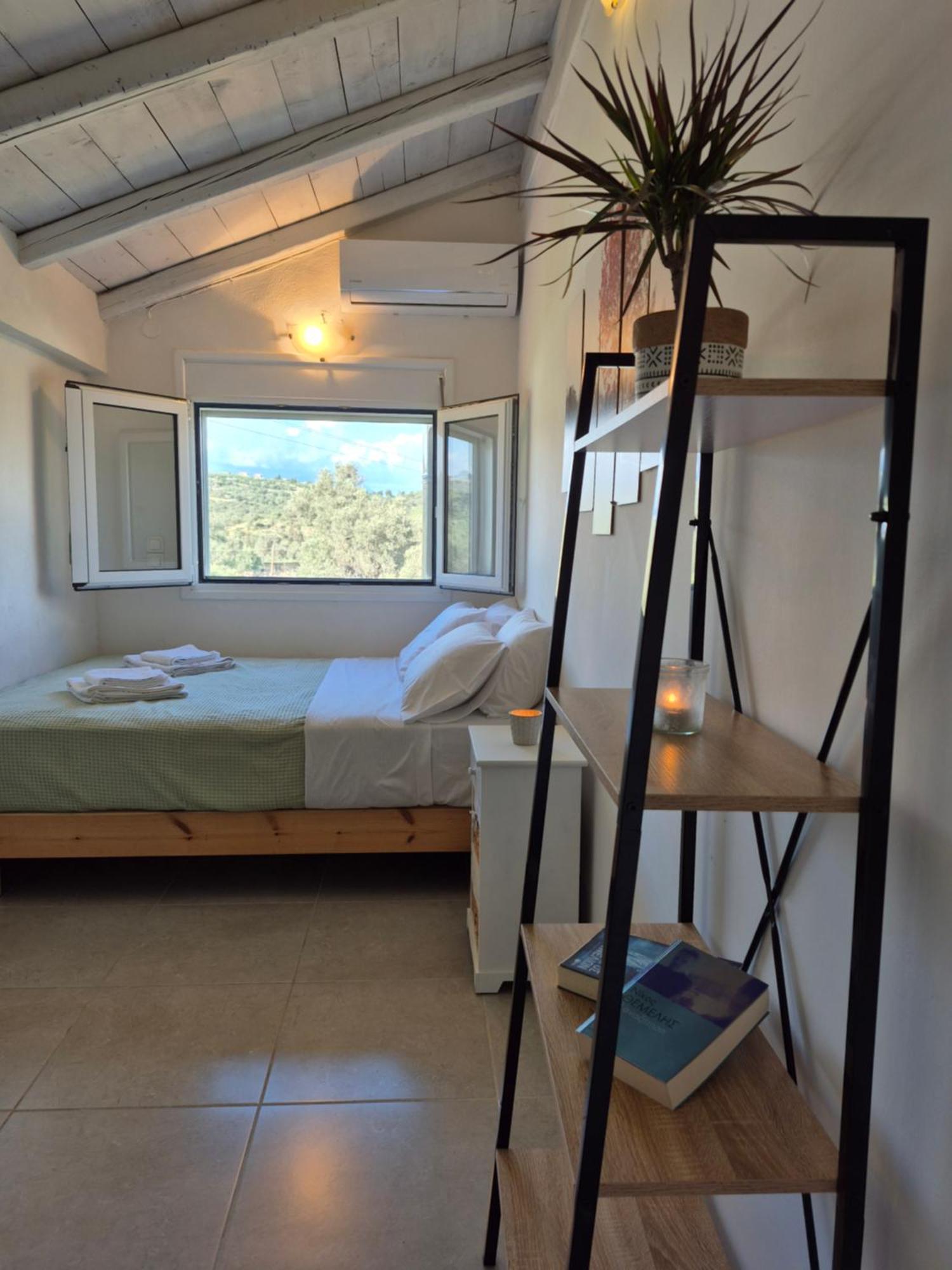 Lemonia With Yard Apartment *
